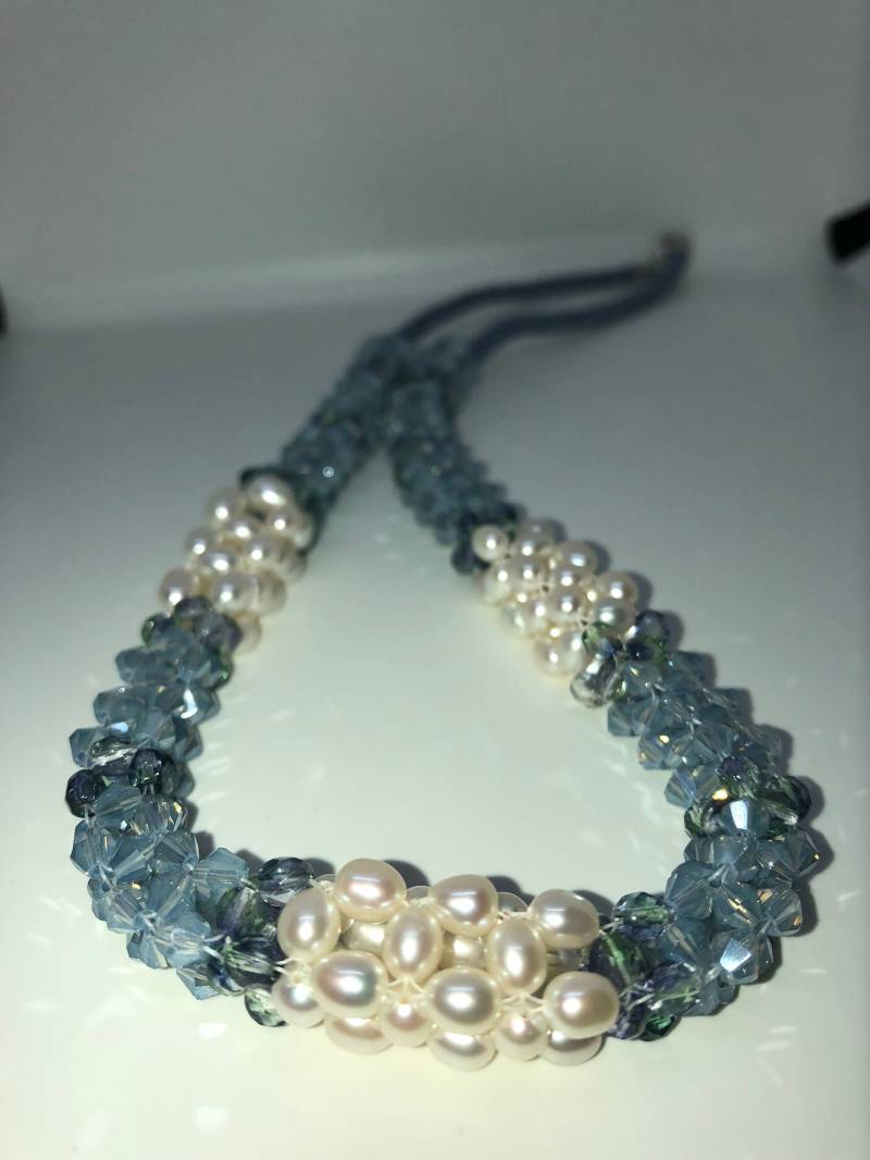 Süßwasser Weißer Reisperlen, Licht Blau Opalisierten Ab Kristalle Und Grünen Akzent Halskette Mit Kumihimo - Meerjungfrau Inspiriert von JoMoJewellery