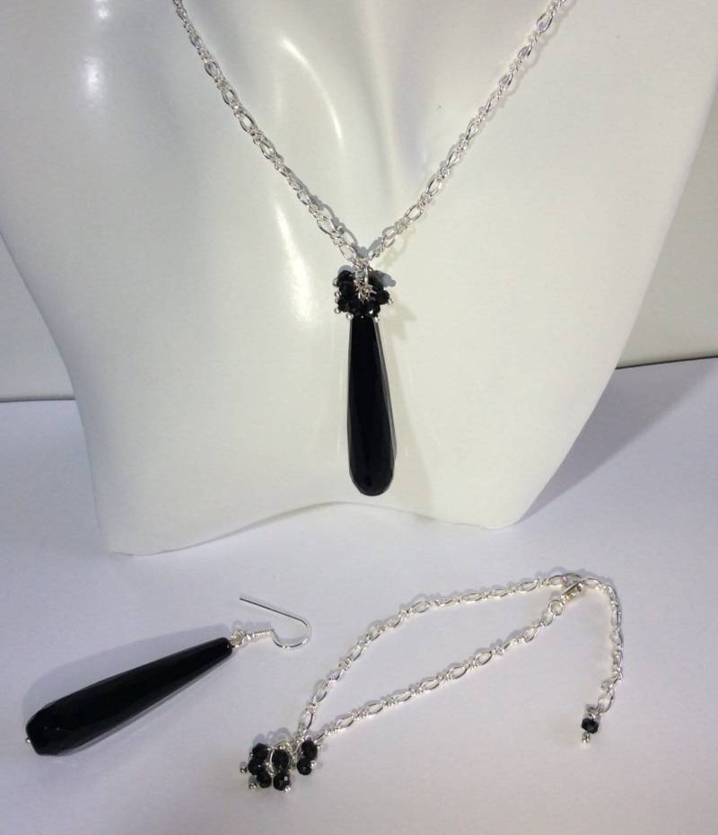 Tiefschwarz Achat Facettiert Tropfen Mit Schwarzer Spinell Ohrringe, Halskette Und Armband-Set - Schwarz Schmuck-Set Schwarz Tiefschwarz Achat Facettiert Tropfen Mit Schwarzer Spinell Ohrringe, Halskette Und Armband-Set - Schwarz Schmuck-Set Schwarz von JoMoJewellery