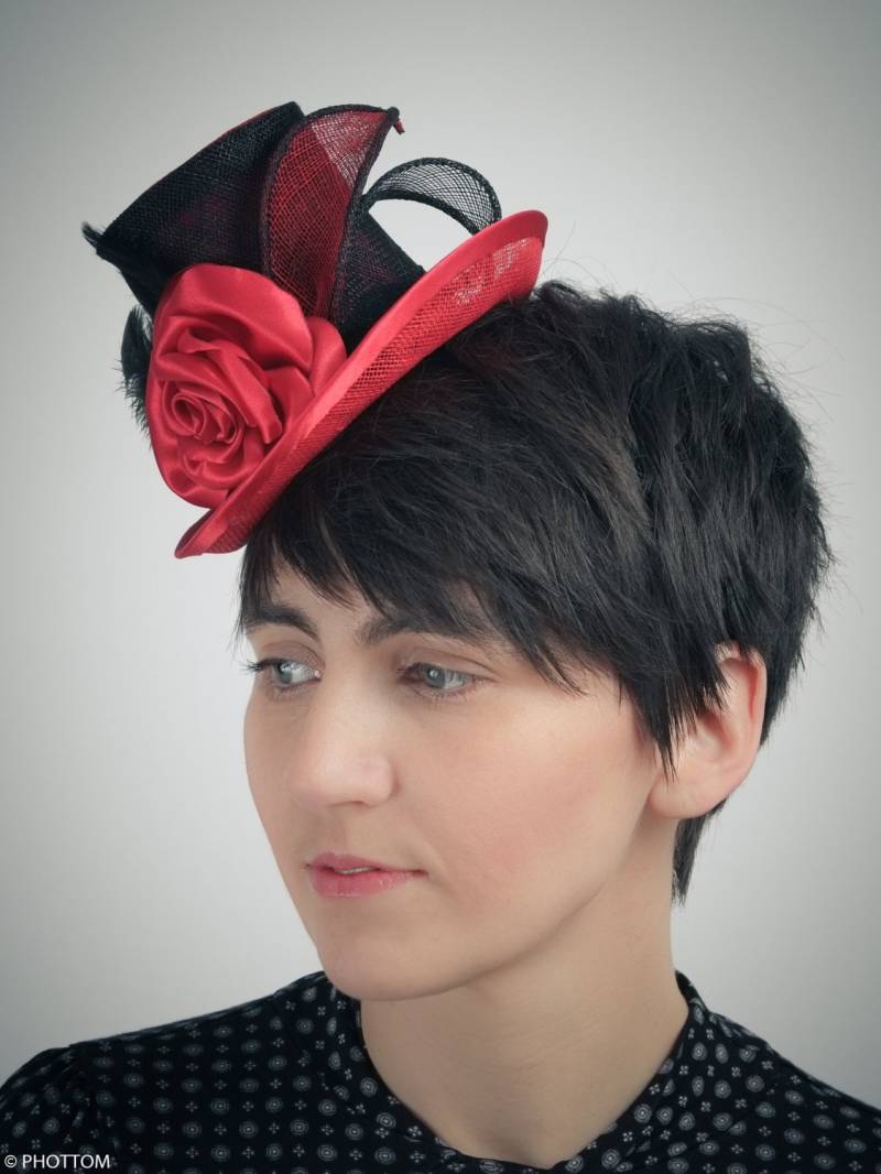 Joanna, Schwarz Und Rot Anlass Mini Hut, Fascinator Mit Roter Satin Rose Schwarzer Feder, Cocktail von JoReMillinery