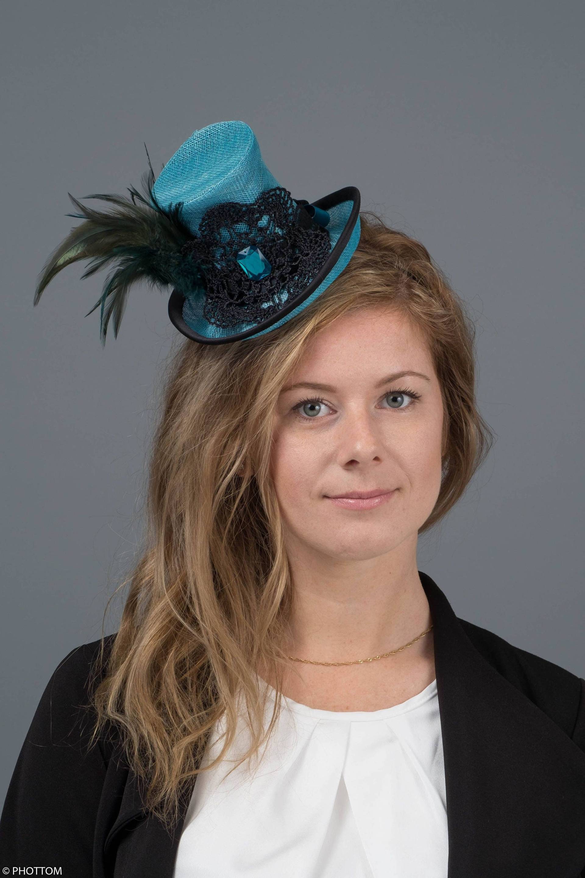 Mona, Schwarz Und Blau Anlass Mini Hut, Blauer Fascinator Mit Schwarz-Grünen Federn, Cocktail Mona, Schwarz Und Blau Anlass Mini Hut, Blauer Fascinator Mit Schwarz-Grünen Federn, Cocktail von JoReMillinery