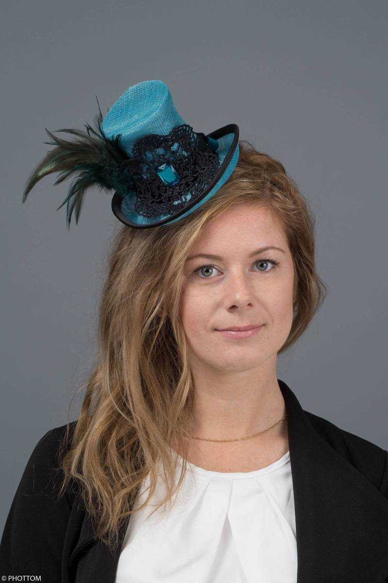 Mona, Schwarz Und Blau Anlass Mini Hut, Blauer Fascinator Mit Schwarz-Grünen Federn, Cocktail Mona, Schwarz Und Blau Anlass Mini Hut, Blauer Fascinator Mit Schwarz-Grünen Federn, Cocktail von JoReMillinery