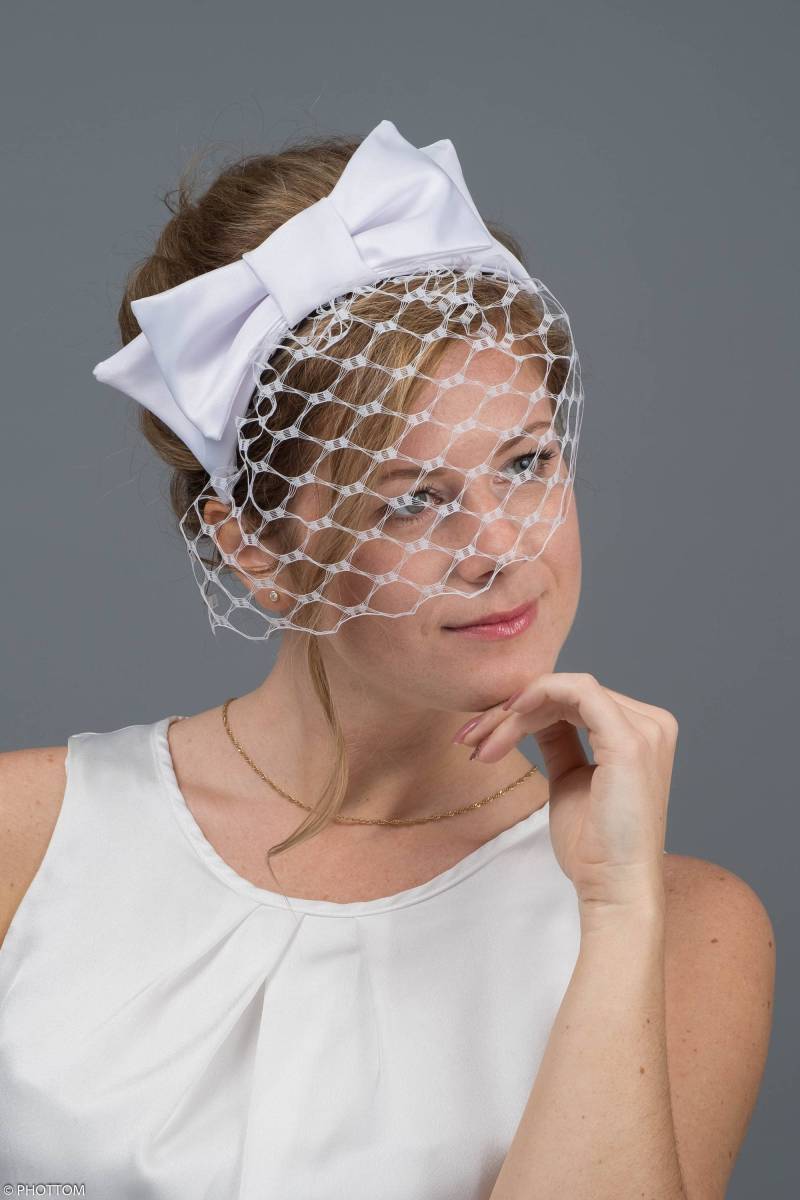 Victoria, Braut Fascinator Mit Weißer Schleife, Kopfschmuck, Accessoire, Mini Hut, Hochzeit Hut Victoria, Braut Fascinator Mit Weißer Schleife, Kopfschmuck, Accessoire, Mini Hut, Hochzeit Hut von JoReMillinery