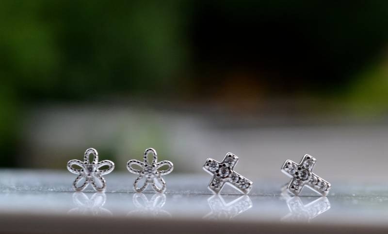 925 Sterling Silber Set Von 2 Cz Mini Offene Blume Und Kreuz Ohrstecker - Second Piercing Ohrringe von JoanJewelleryGifts