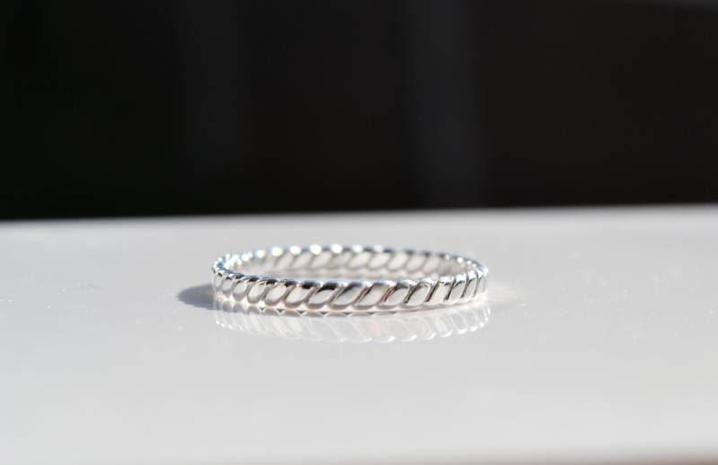 Geflochtener Band Geschlossener Ring Aus Sterlingsilber 925 2 Mm Uk-Größen O Us-Größe 7 1/2 Nicht Verstellbar von JoanJewelleryGifts