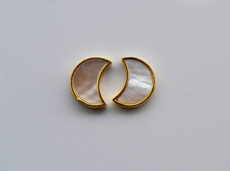 sterling Silber 925 Gelb Gold Vergoldet Perlmutt Halbmond Ohrstecker - Frühling, Sommer Tragen, Blumenkleider von JoanJewelleryGifts