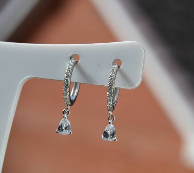 sterling Silber 925 Huggies Paar Funkelnde Weiße Cz Außen 10 Mm, Inner 8, 5 Mm Mit Weißen Teardrop Ohrringe, Dünne Creolen von JoanJewelleryGifts
