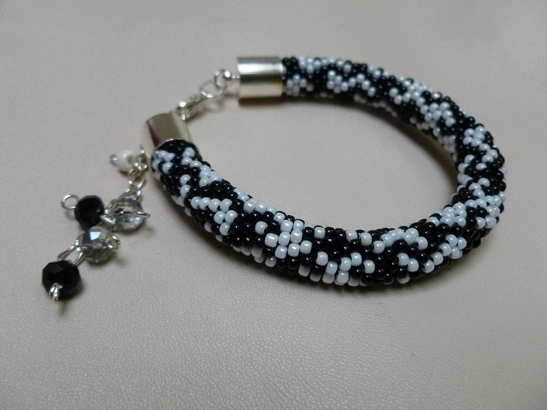 Pepitka - Schwarz, Weiß Perlenarmband Geschenk Für Sie Pepitka - Schwarz, Weiß Perlenarmband Geschenk Für Sie von JoannaArt77