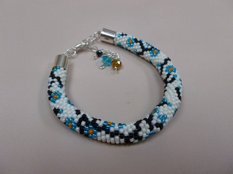 Perlenarmband - Blau, Schwarz, Weiß Geschenk Für Sie Perlenarmband - Blau, Schwarz, Weiß Geschenk Für Sie von JoannaArt77