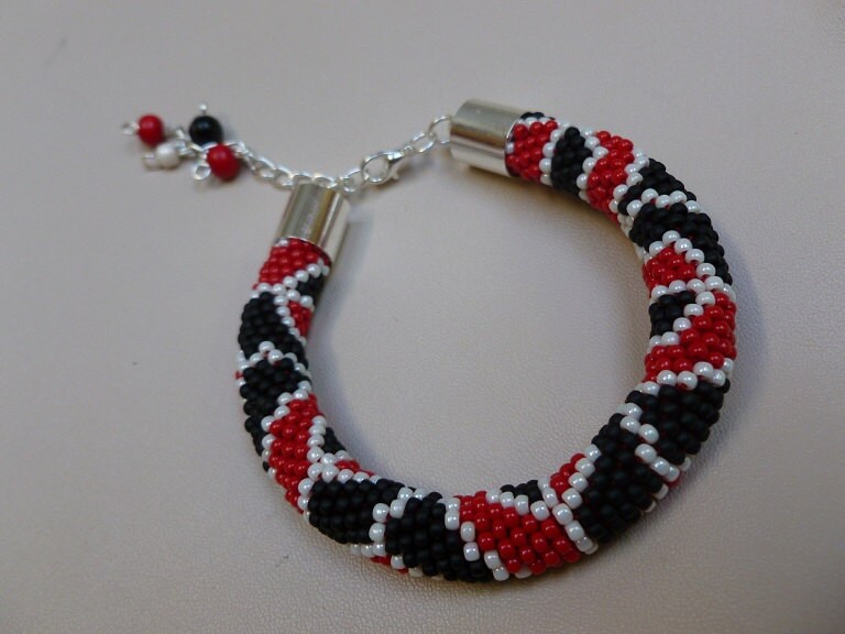 Perlenarmband - Schwarz, Rot, Weiß Geschenk Für Sie Perlenarmband - Schwarz, Rot, Weiß Geschenk Für Sie von JoannaArt77