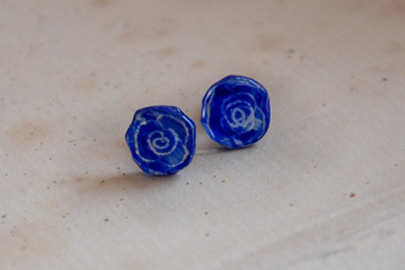 Winzige, Marineblaue Glasohrringe Mit Eingraviertem Rosen, Dezente Ohrstecker Winzige, Marineblaue Glasohrringe Mit Eingraviertem Rosen, Dezente Ohrstecker von JoannaJagoda