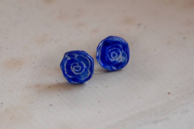 Winzige, Marineblaue Glasohrringe Mit Eingraviertem Rosen, Dezente Ohrstecker Winzige, Marineblaue Glasohrringe Mit Eingraviertem Rosen, Dezente Ohrstecker von JoannaJagoda