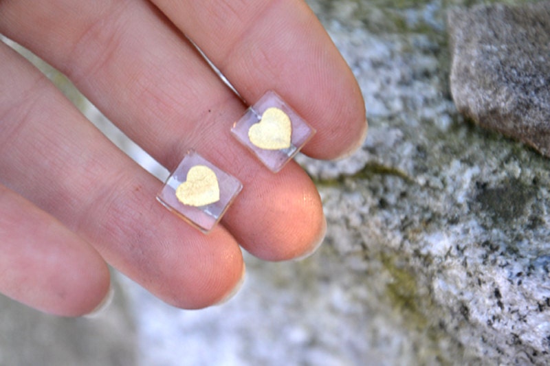 Winzige Glasoden Mit Gold Hearts, Niedliche Gestüte, Goldgestüte Winzige Glasoden Mit Gold Hearts, Niedliche Gestüte, Goldgestüte von JoannaJagoda