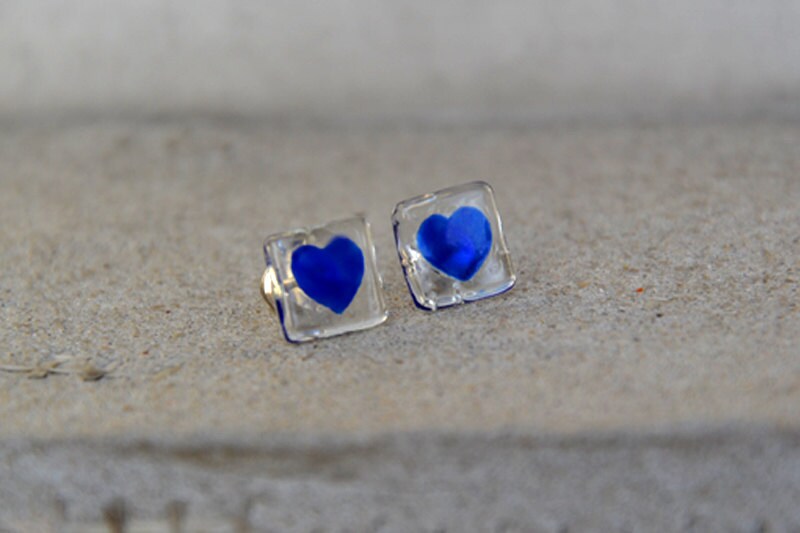 Winzige Glasohrringe Mit Navy Blue Hearts, Niedliche Nieten Ohrringe Winzige Glasohrringe Mit Navy Blue Hearts, Niedliche Nieten Ohrringe von JoannaJagoda