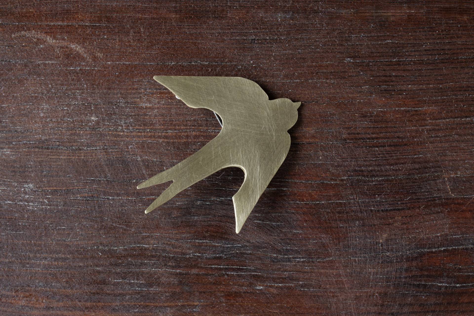 Chic Gold Schwalbe Pin - Geschenk Für Vogel-Liebhaber Chic Gold Schwalbe Pin - Geschenk Für Vogel-Liebhaber von JoannaKomorowska