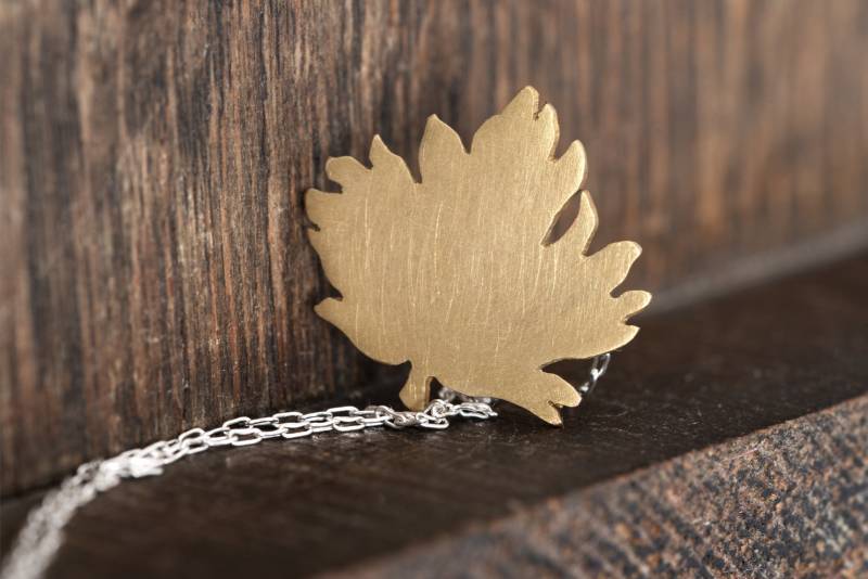 Von Der Natur Inspirierte Ahornblatt-Halskette Mit Zartem Blattgold-Detail von JoannaKomorowska