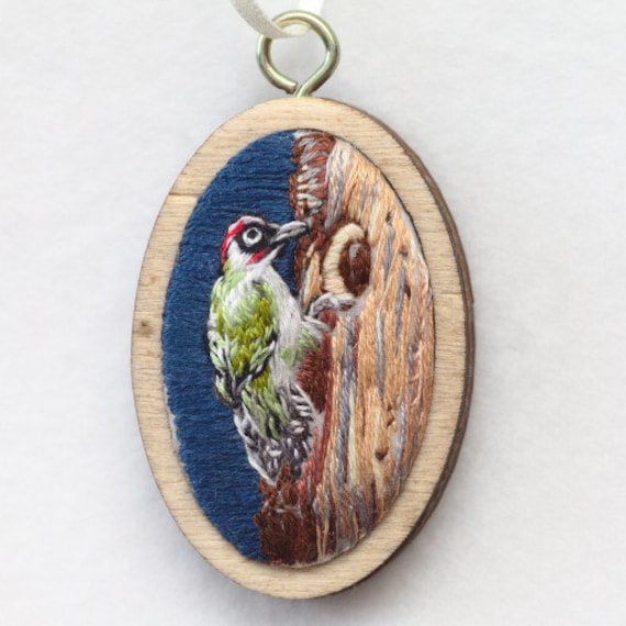 Handgestickter Specht-Anhänger Eingerahmte Filz-Vogel-Halskette Handgestickter Specht-Anhänger Eingerahmte Filz-Vogel-Halskette von JoannaLemon