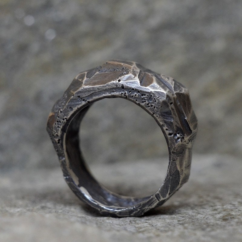 sterling Silber Brutalist Ring Unisex Rocky Textured Siegelring von JoannaMikowska
