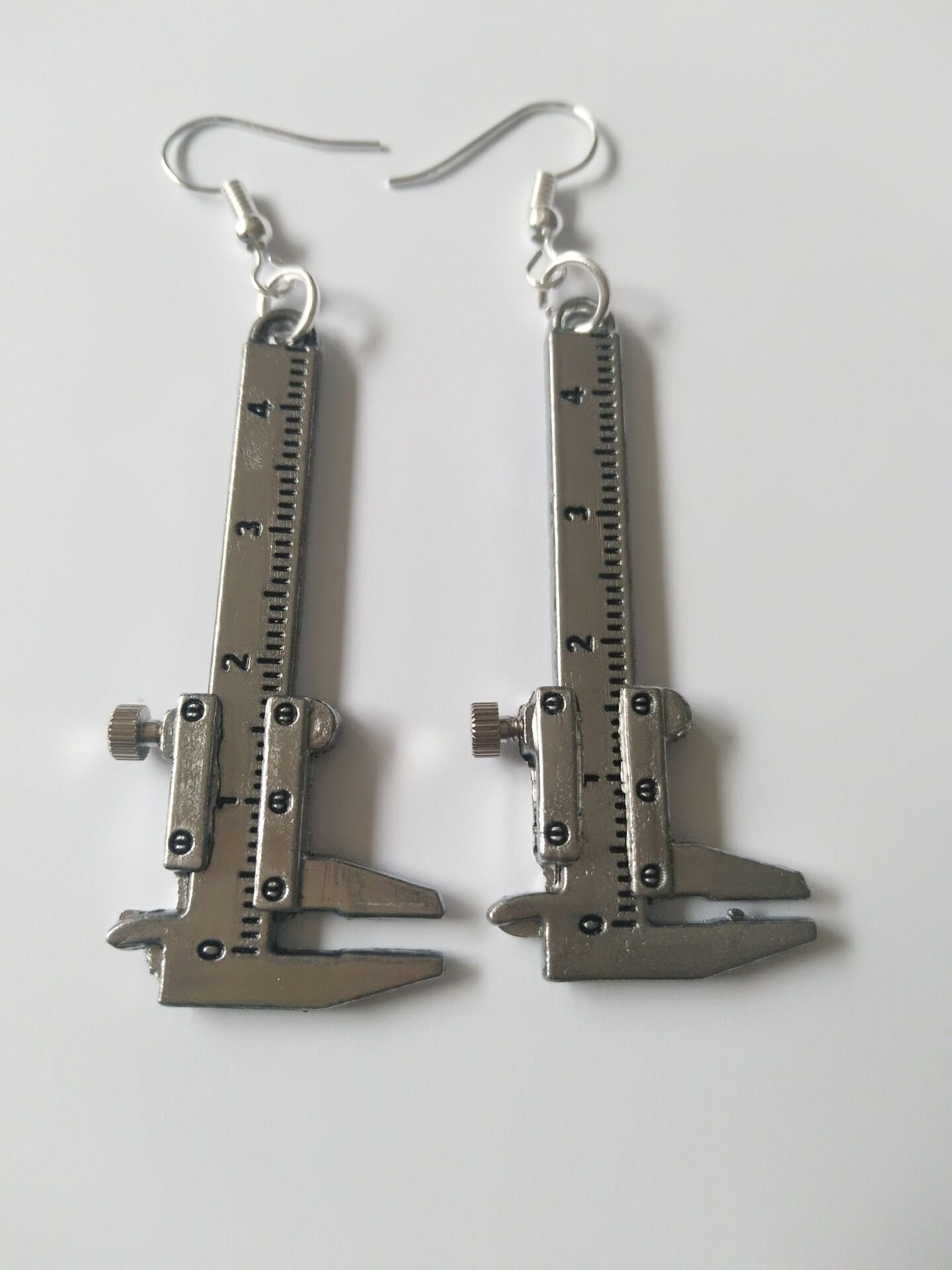 Vernier Caliper Eardrop Ohrringe Schmuck ， Lineal Personalisierte -1885 von Joannadiybeads