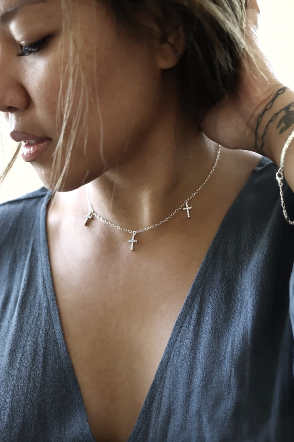 Dreifach Micro Pavé Cz Diamant Kreuz Halskette | Silber Dreifach Micro Pavé Cz Diamant Kreuz Halskette | Silber von JoannahSantaAna