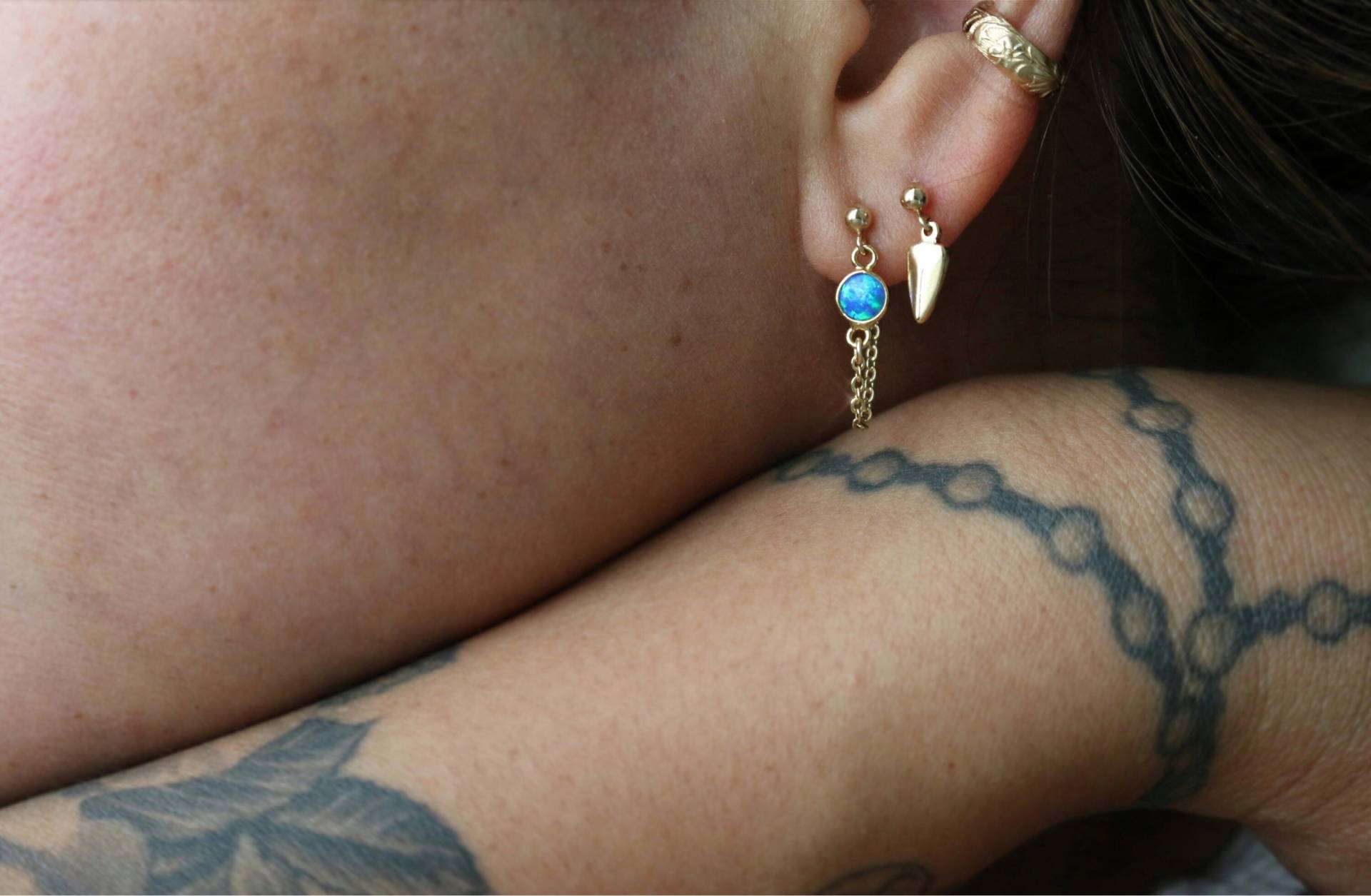 Zierliche Blauer Opal Ohrstecker Kette Ohrringe || Silber Zierliche Blauer Opal Ohrstecker Kette Ohrringe || Silber von JoannahSantaAna