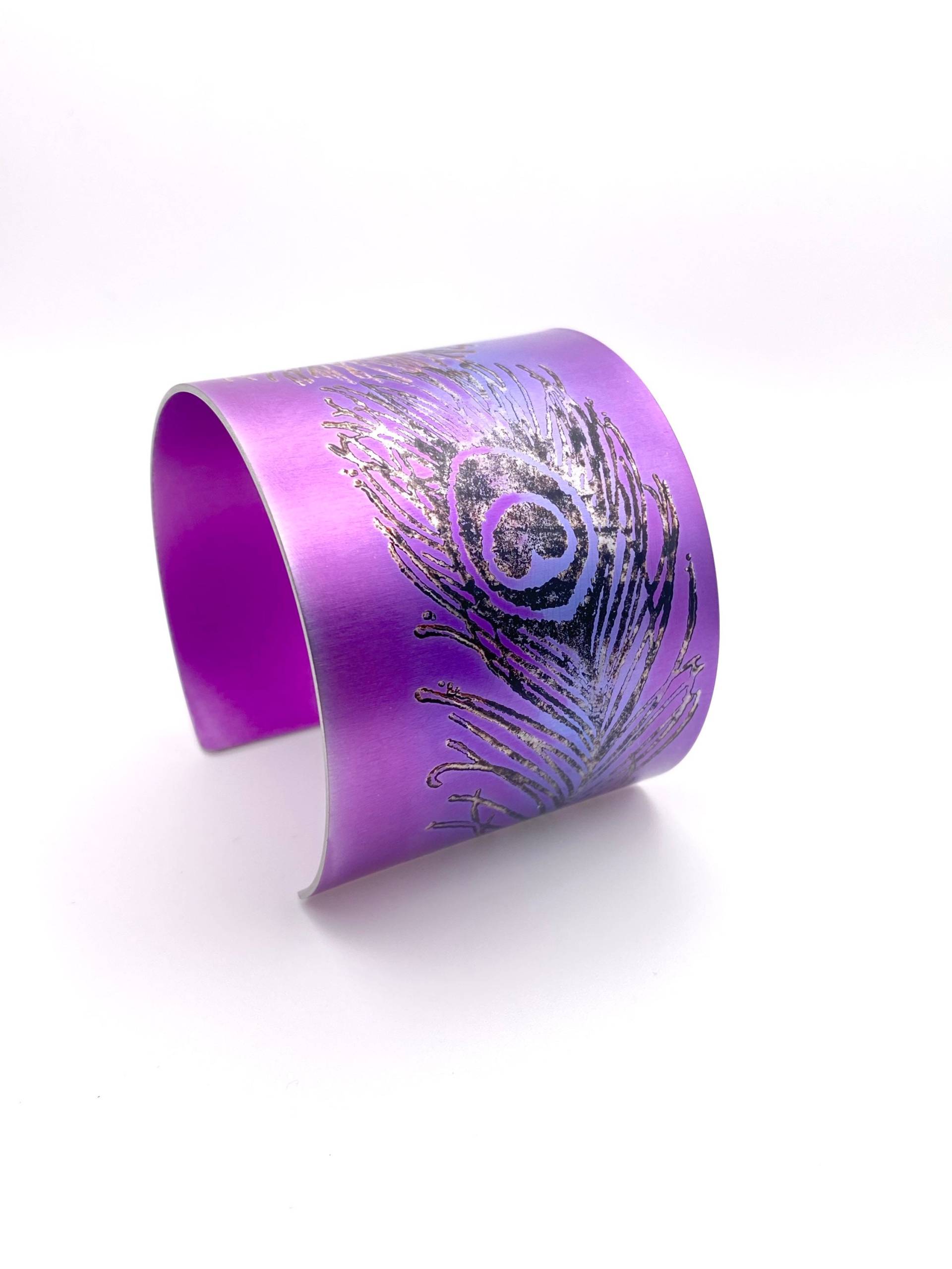 Pfauenfeder Manschettenarmband Eloxierte Aluminiummanschette Lila Eloxierter Aluminiumschmuck Pfauenfeder Manschettenarmband Eloxierte Aluminiummanschette Lila Eloxierter Aluminiumschmuck von JoanneCoxJewellery
