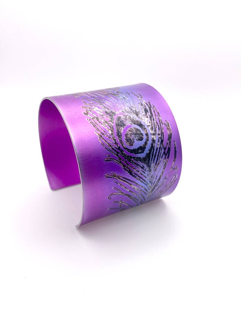 Pfauenfeder Manschettenarmband Eloxierte Aluminiummanschette Lila Eloxierter Aluminiumschmuck Pfauenfeder Manschettenarmband Eloxierte Aluminiummanschette Lila Eloxierter Aluminiumschmuck von JoanneCoxJewellery