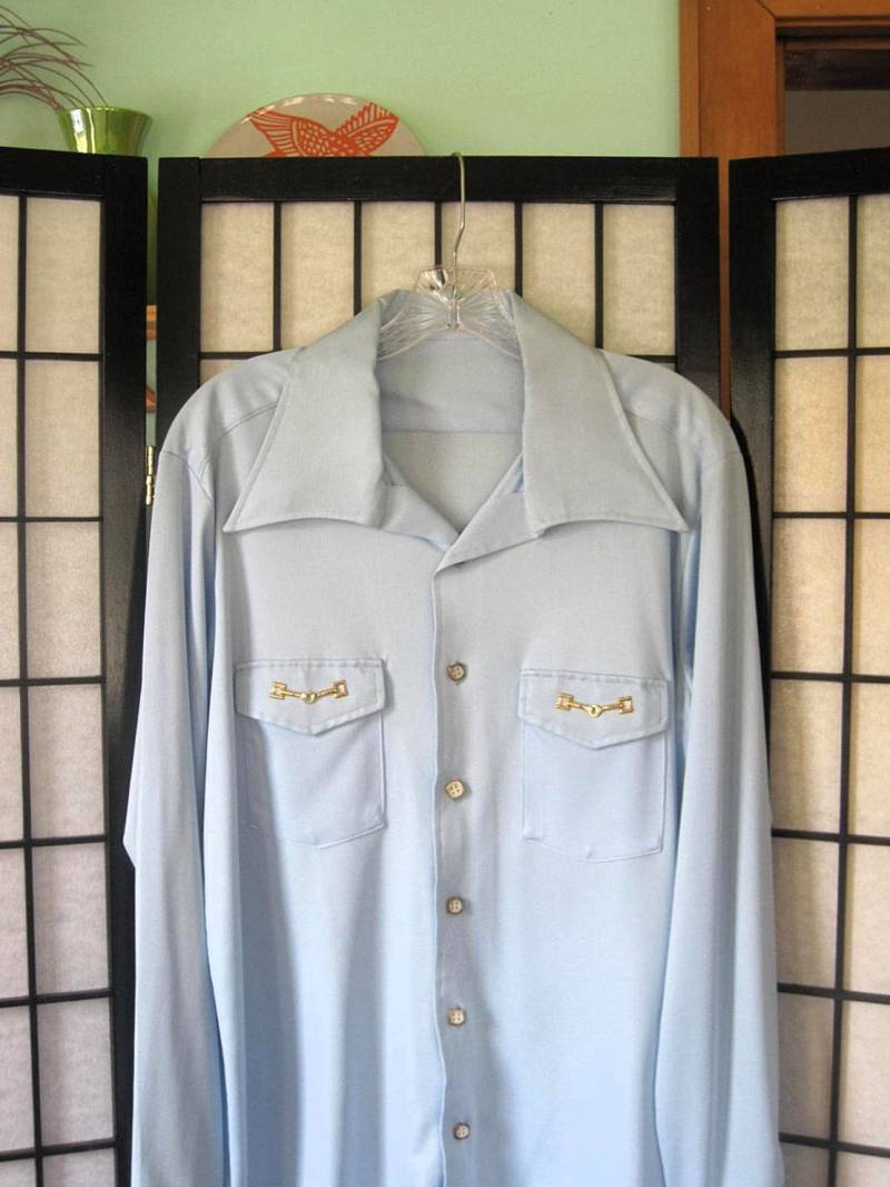 Mod Vintage Hemd 1960Er 1970Er Jahre Casual Button Down Hellblau Gold Ton Metall Snaffle Bits Unisex 42 42.5 Medium von JoanneKleinVintage