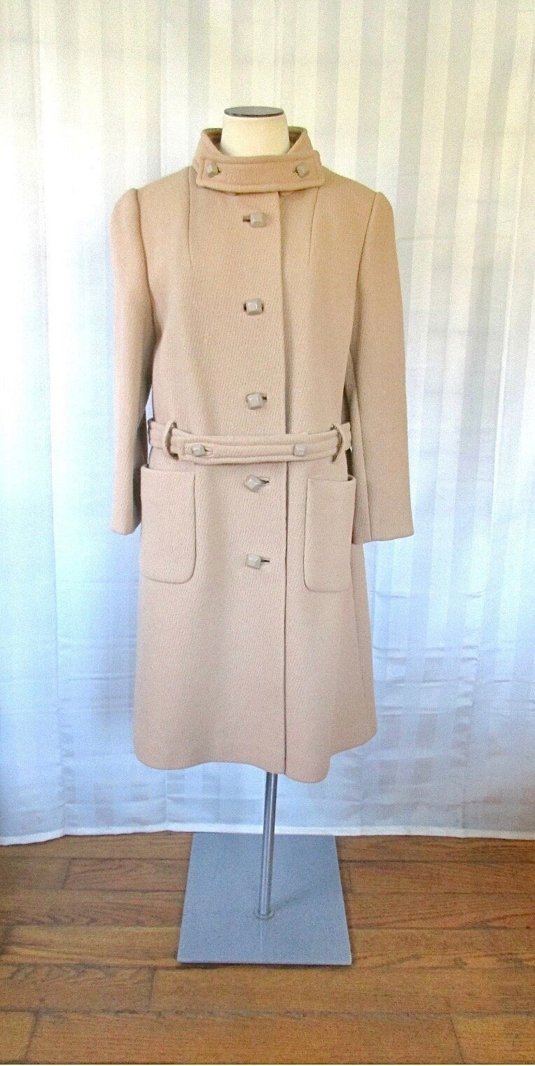 Mod Vintage Mantel Camel Farbe Wolle Mit Gürtel 1960Er 1970Er High Neck College Towne 40 Büste Petite Dark Beige L Xl Extra Large von JoanneKleinVintage