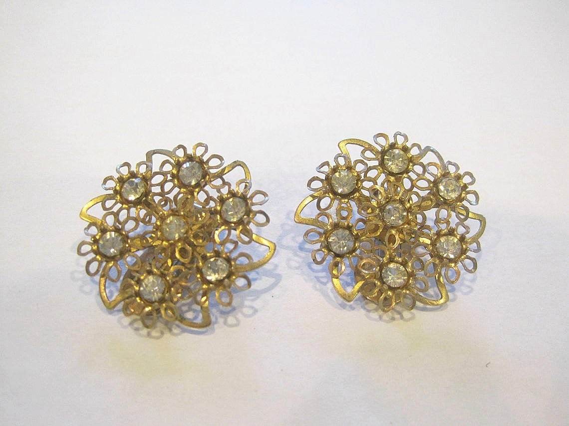 Vintage 1940Er 1950Er Jahre Runde Ohrringe Strass Glas Gold Ton Metall Ohrclips Spitze Filigrane Blumen Großer Ohrring Vintage 1940Er 1950Er Jahre Runde Ohrringe Strass Glas Gold Ton Metall Ohrclips Spitze Filigrane Blumen Großer Ohrring von JoanneKleinVintage