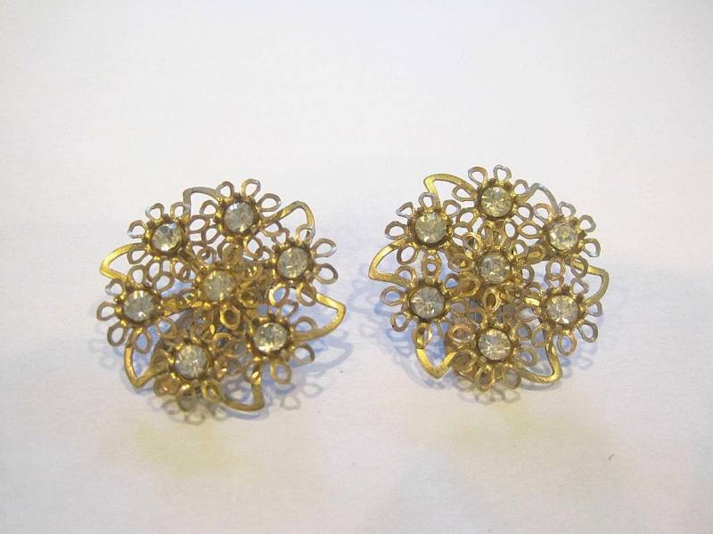 Vintage 1940Er 1950Er Jahre Runde Ohrringe Strass Glas Gold Ton Metall Ohrclips Spitze Filigrane Blumen Großer Ohrring Vintage 1940Er 1950Er Jahre Runde Ohrringe Strass Glas Gold Ton Metall Ohrclips Spitze Filigrane Blumen Großer Ohrring von JoanneKleinVintage