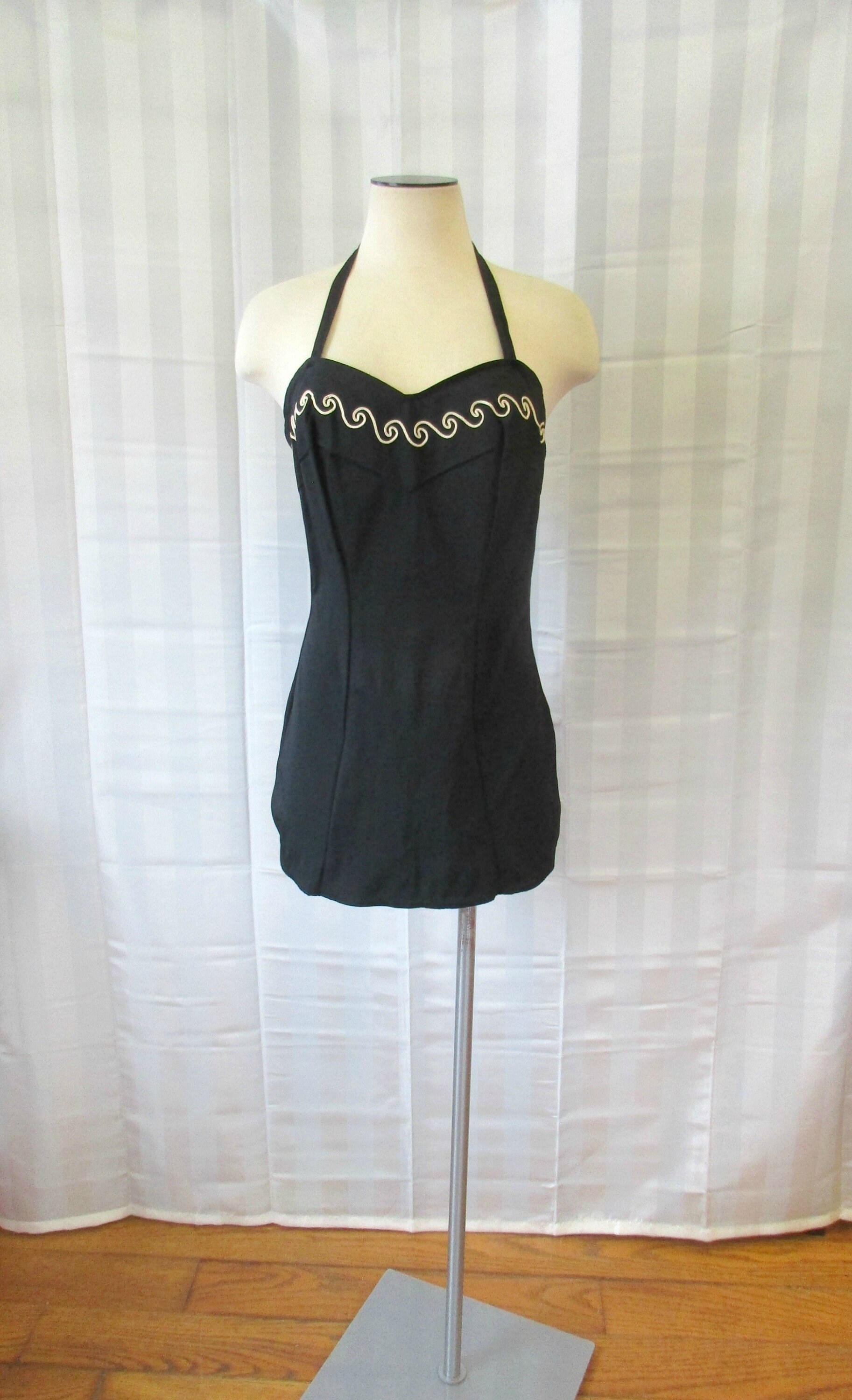 Vintage 1940Er Jahre Badeanzug Navy Blau Weiß Soutache Wellenmuster 35 36 37 Büste One Piece Neckholder Rockabdeckung M Medium Vintage 1940Er Jahre Badeanzug Navy Blau Weiß Soutache Wellenmuster 35 36 37 Büste One Piece Neckholder Rockabdeckung M Medium von JoanneKleinVintage