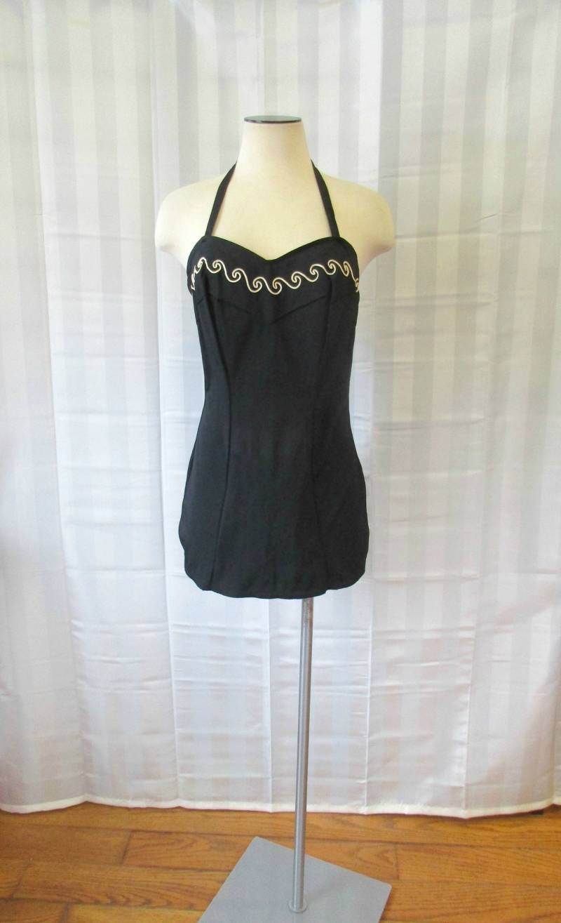 Vintage 1940Er Jahre Badeanzug Navy Blau Weiß Soutache Wellenmuster 35 36 37 Büste One Piece Neckholder Rockabdeckung M Medium Vintage 1940Er Jahre Badeanzug Navy Blau Weiß Soutache Wellenmuster 35 36 37 Büste One Piece Neckholder Rockabdeckung M Medium von JoanneKleinVintage