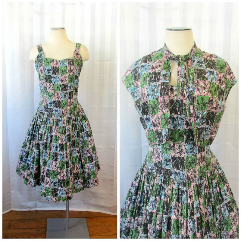 Vintage 1950Er Jahre Kleid Mit Passender Shrug-Jacke Grün Rosa Blau Schwarz Atomic Print Neckholder 36 38 M L The Shroyer Miss Summer Frock Vintage 1950Er Jahre Kleid Mit Passender Shrug-Jacke Grün Rosa Blau Schwarz Atomic Print Neckholder 36 38 M L The Shroyer Miss Summer Frock von JoanneKleinVintage