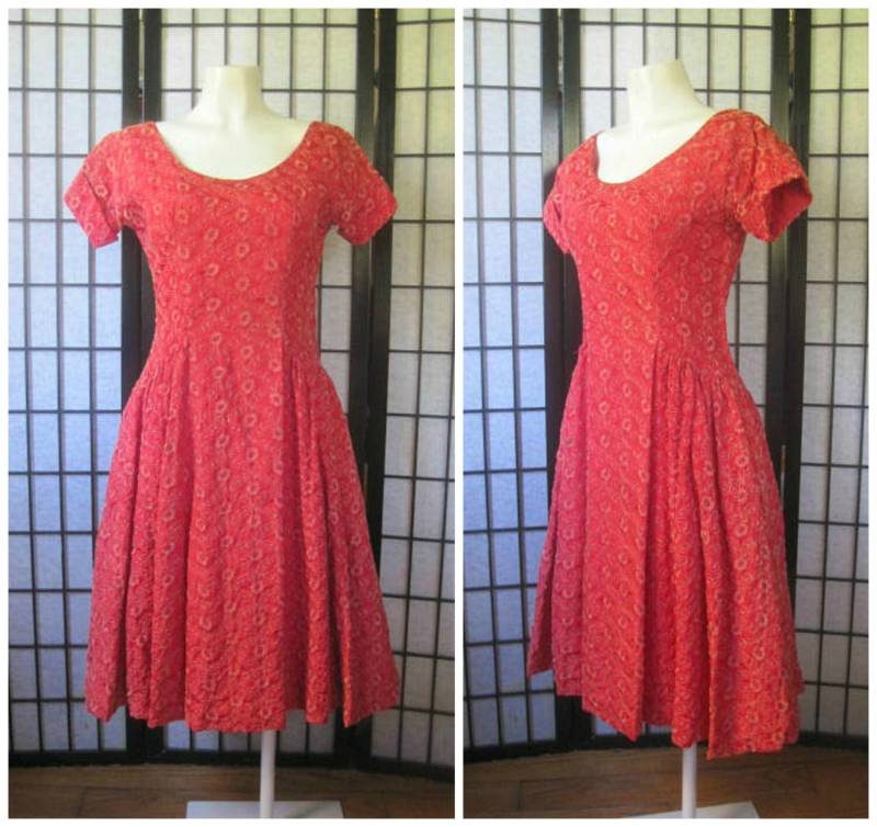 Vintage 1950Er Jahre Kleid Weich Rot Gestickte Blumen 34 Büste S M Kurzarm Ausgestattet Sommer Gehrock Mit Angenähtem Tüll Slip Tropfen Taille Vintage 1950Er Jahre Kleid Weich Rot Gestickte Blumen 34 Büste S M Kurzarm Ausgestattet Sommer Gehrock Mit Angenähtem Tüll Slip Tropfen Taille von JoanneKleinVintage