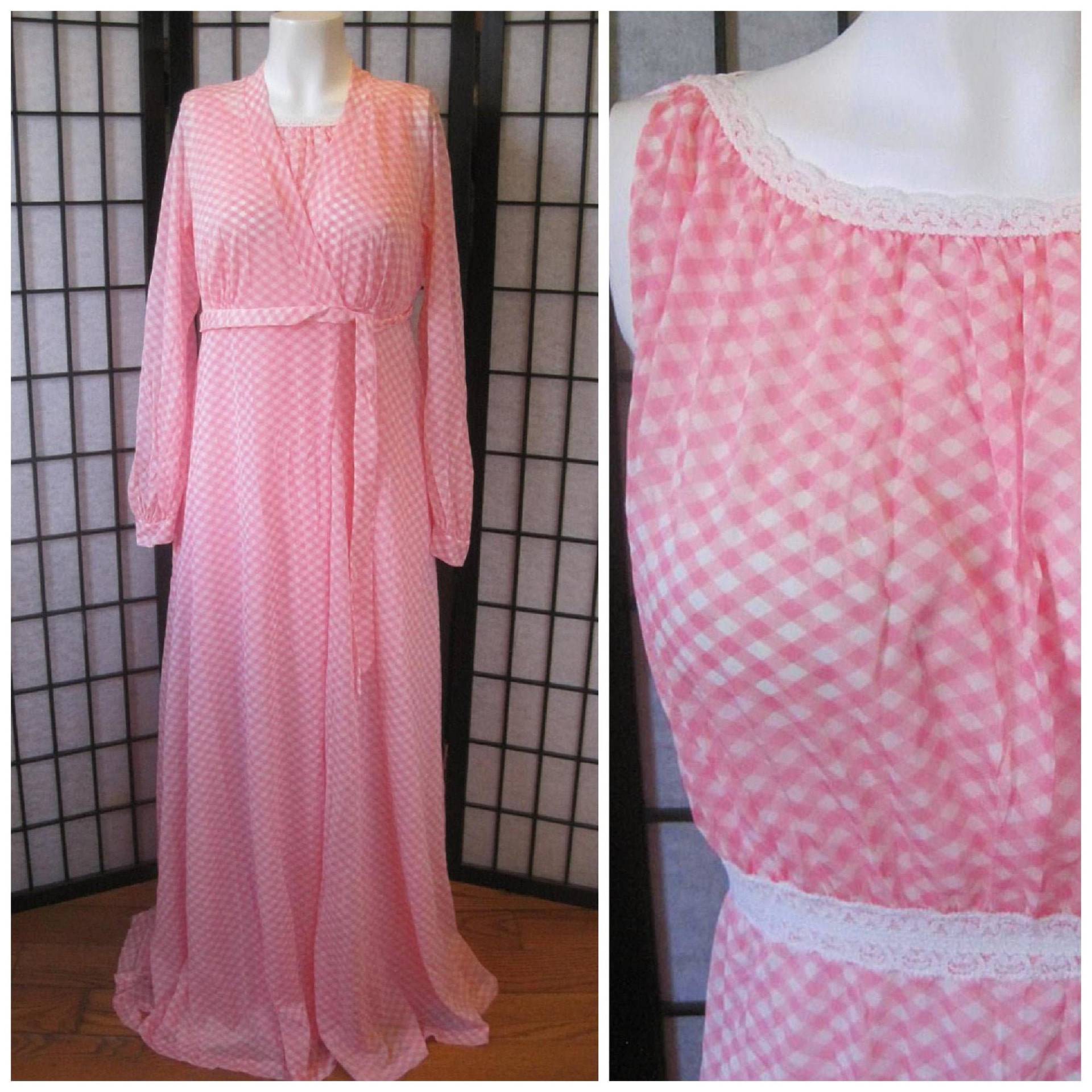 Vintage 1960Er Negligee Und Robe Miss Elaine Matching Set Weiße Spitze Rosa Gingham Small Medium Semi Sheer 34 Plaid Check Long Nightgown Vintage 1960Er Negligee Und Robe Miss Elaine Matching Set Weiße Spitze Rosa Gingham Small Medium Semi Sheer 34 Plaid Check Long Nightgown von JoanneKleinVintage