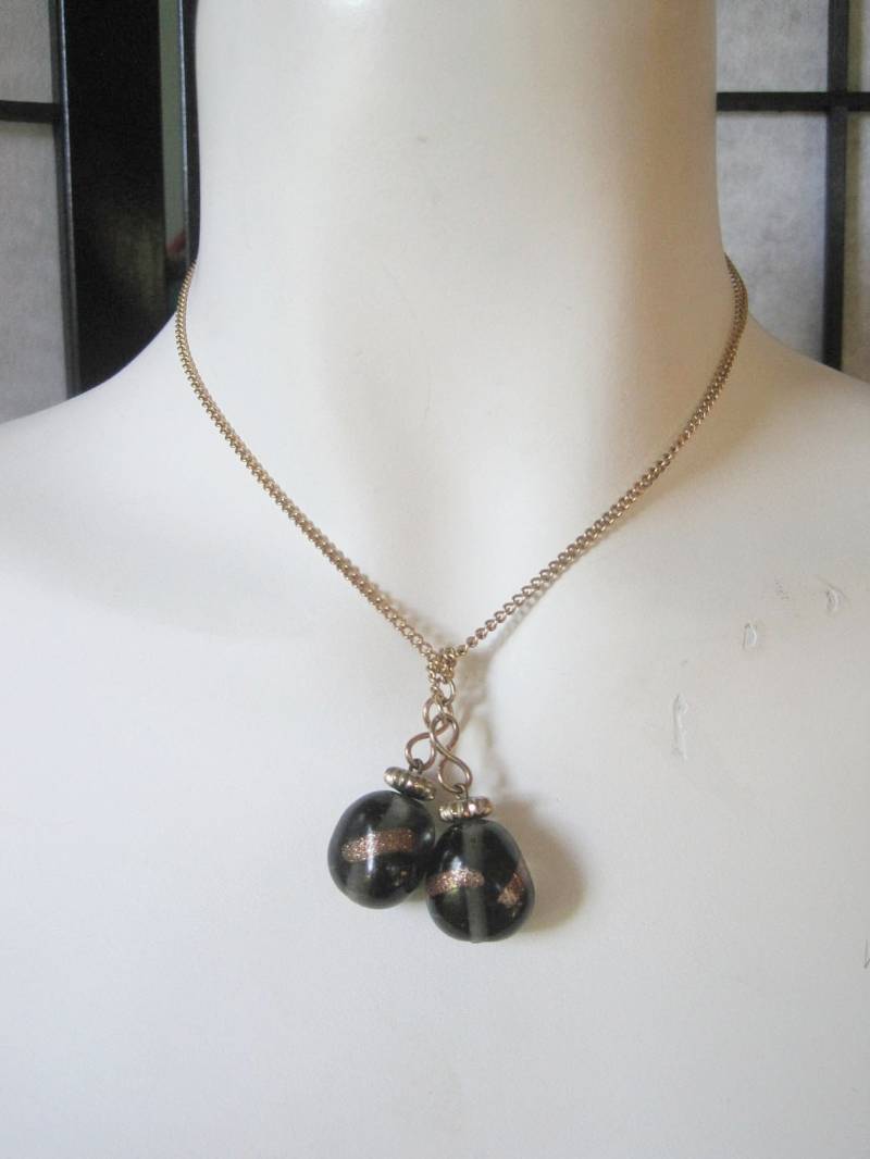 Vintage 1960S Lariat Halskette Sandstein Goldstone Schwarzes Glas Goldton Krawattenkette Tropfen Oval Anhänger Glitzernd Kupfer Braun von JoanneKleinVintage