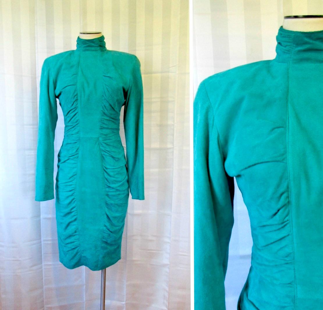 Vintage 1980Er Jahre Vakko Wildleder Kleid Türkis Grün Blau 34 35 M 6 8 Ausgestattet Mit Rüschen Hourglass Silhouette Wackelkleid Vintage 1980Er Jahre Vakko Wildleder Kleid Türkis Grün Blau 34 35 M 6 8 Ausgestattet Mit Rüschen Hourglass Silhouette Wackelkleid von JoanneKleinVintage