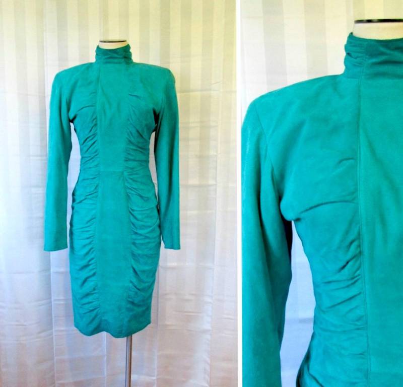 Vintage 1980Er Jahre Vakko Wildleder Kleid Türkis Grün Blau 34 35 M 6 8 Ausgestattet Mit Rüschen Hourglass Silhouette Wackelkleid von JoanneKleinVintage