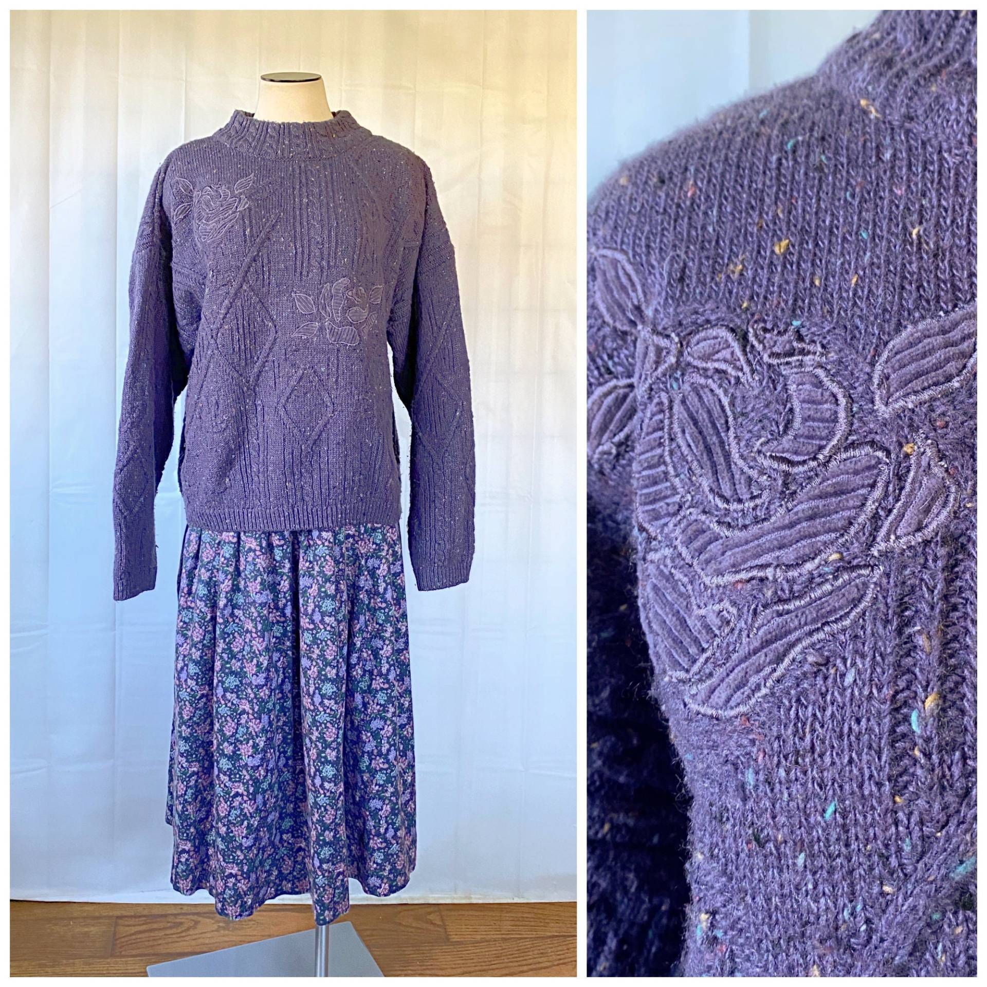 Vintage 1980Er Lila Pullover Mit Gelb Blau Pink Flecks Kabel Stricken Floralen Applikationen Von Together 50 Büste L Xl Extra Großer von JoanneKleinVintage