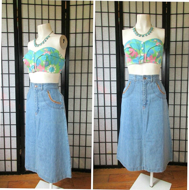 Vintage Denim Jeansrock Von Gamin Huk A Poo 70Er Jahre Gewaschen Hellblaue Baumwoll Jeans Medium 25 Zoll Taille Indie Midi Grunge Reißverschluss von JoanneKleinVintage