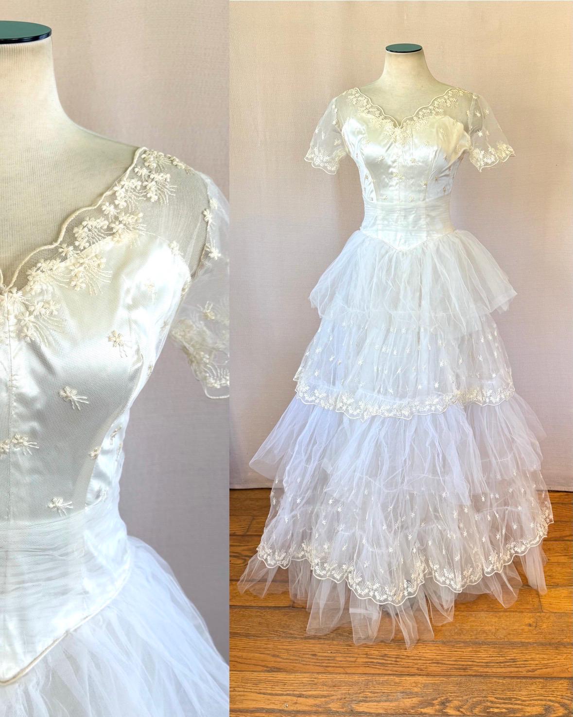 Vintage Hochzeitskleid Kleid 1930Er Jahre 1940Er Braut Tüll Formal Gala Maxi 32 34 Xs S Prinzessin Kurzarm 5 Tiers Cupcake Vintage Hochzeitskleid Kleid 1930Er Jahre 1940Er Braut Tüll Formal Gala Maxi 32 34 Xs S Prinzessin Kurzarm 5 Tiers Cupcake von JoanneKleinVintage