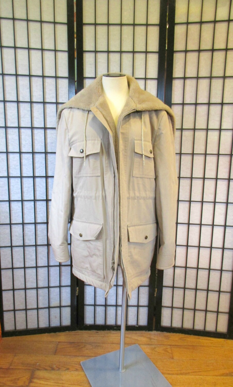 Vintage Jacke Von Casualcraft 1960Er 1970Er Jahre Kurzmantel Khaki Beige Leicht Taupe Tuch Sherpa Florfutter 44 46 Brustbereich M Medium Mit Kapuze Vintage Jacke Von Casualcraft 1960Er 1970Er Jahre Kurzmantel Khaki Beige Leicht Taupe Tuch Sherpa Florfutter 44 46 Brustbereich M Medium Mit Kapuze von JoanneKleinVintage