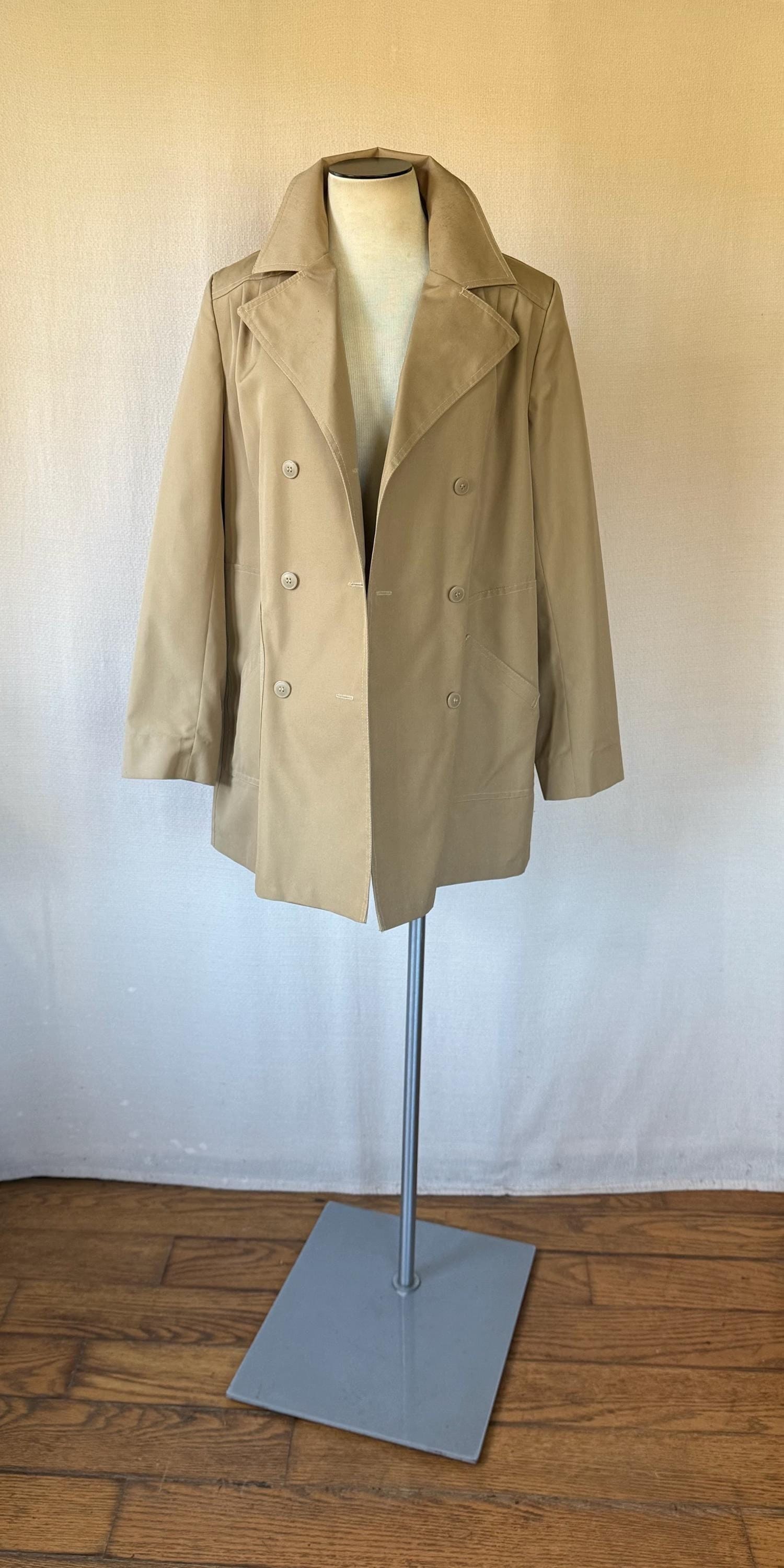 Vintage Kurzer Trenchcoat Von Fleet Street Khaki Beige Taupe Hellbraun 1960Er 1970Er Jahre Stoffjacke 40 41 Büste L Xl Extra Large Vintage Kurzer Trenchcoat Von Fleet Street Khaki Beige Taupe Hellbraun 1960Er 1970Er Jahre Stoffjacke 40 41 Büste L Xl Extra Large von JoanneKleinVintage