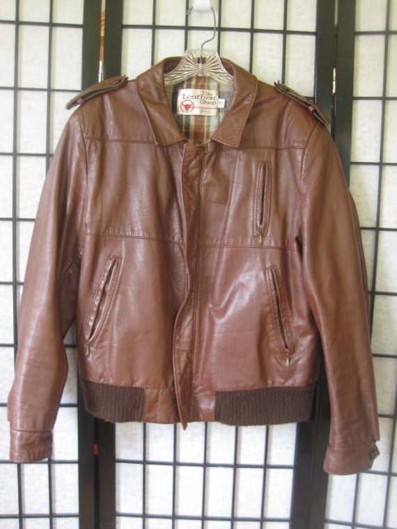 Vintage Lederjacke 1970Er 1980Er Jahre Bomber Cafe Racer Braun Mahagoni 44 42 Vintage Lederjacke 1970Er 1980Er Jahre Bomber Cafe Racer Braun Mahagoni 44 42 von JoanneKleinVintage