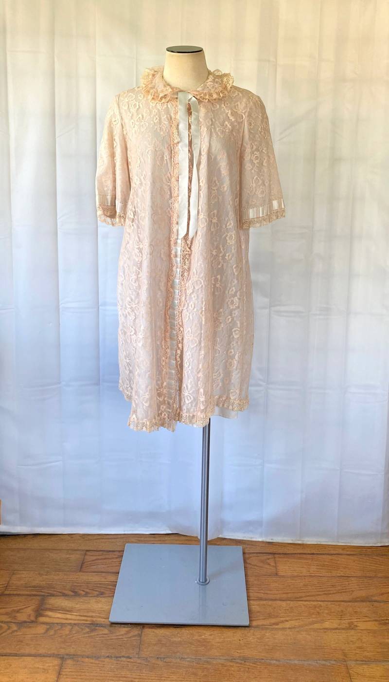 Vintage Peignoir Von Odette Barsa Lace Lounging Dress 1960Er Jahre Blush Pink Und Baby Blau Robe 39 Büste M L Medium Large von JoanneKleinVintage