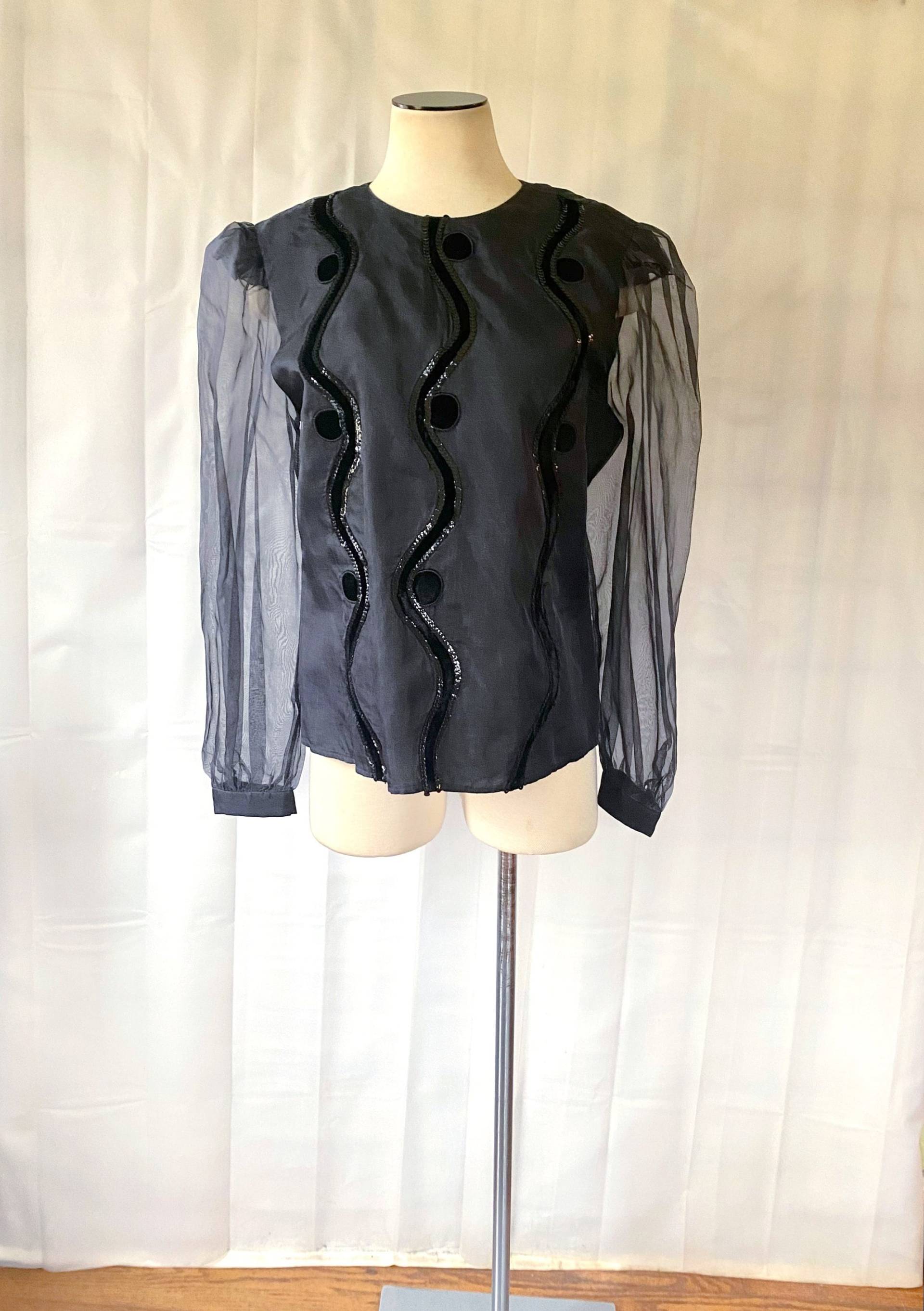 Vintage Schwarze Seidenbluse Dressy Shirt 1970Er 1980Er Jahre Schiere Ballon-Ärmel Extra Große 40 Büste 12 Samt-Pailletten Details Umhang in Vintage Schwarze Seidenbluse Dressy Shirt 1970Er 1980Er Jahre Schiere Ballon-Ärmel Extra Große 40 Büste 12 Samt-Pailletten Details Umhang in von JoanneKleinVintage