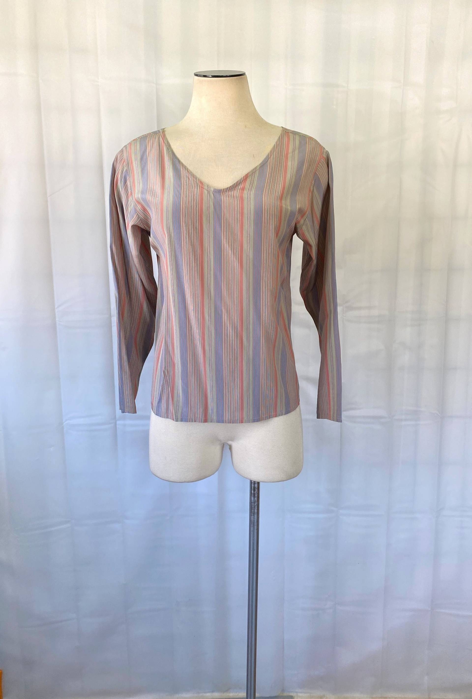 Vintage Seidenbluse Von Ann Taylor 1980Er Jahre V-Ausschnitt 36 Büste Dusty Rose Blau Grün Vertikale Streifen M Medium Lange Ärmel Vintage Seidenbluse Von Ann Taylor 1980Er Jahre V-Ausschnitt 36 Büste Dusty Rose Blau Grün Vertikale Streifen M Medium Lange Ärmel von JoanneKleinVintage