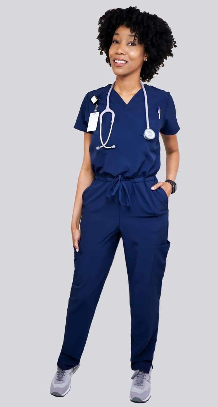 Navy Blauer Overall Peeling Aus Weichem Stretch-Stoff. Hat Reißverschluss Im Schritt Für Badezimmer. Auch Unter Www.jocciniscrubs.com Navy Blauer Overall Peeling Aus Weichem Stretch-Stoff. Hat Reißverschluss Im Schritt Für Badezimmer. Auch Unter Www.jocciniscrubs.com von JocciniCollection