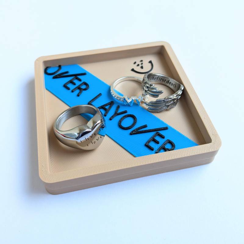 Layover Trinket Dish von Jocyepins