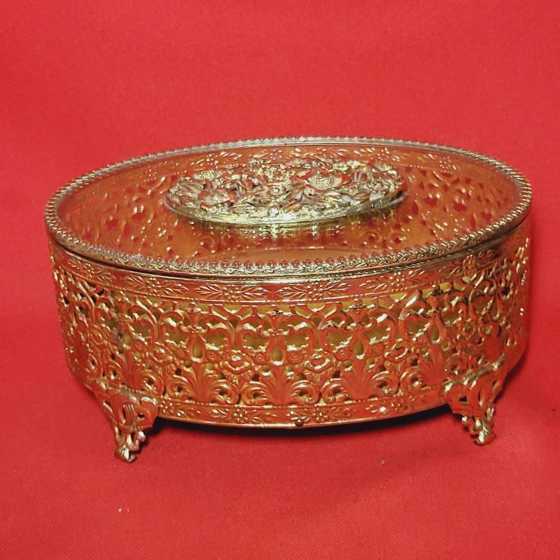 Oval Gold Filigrane Schmuckschatulle Abgeschrägtes Glas Top Eitelkeit Schatulle von JodamelTreasures